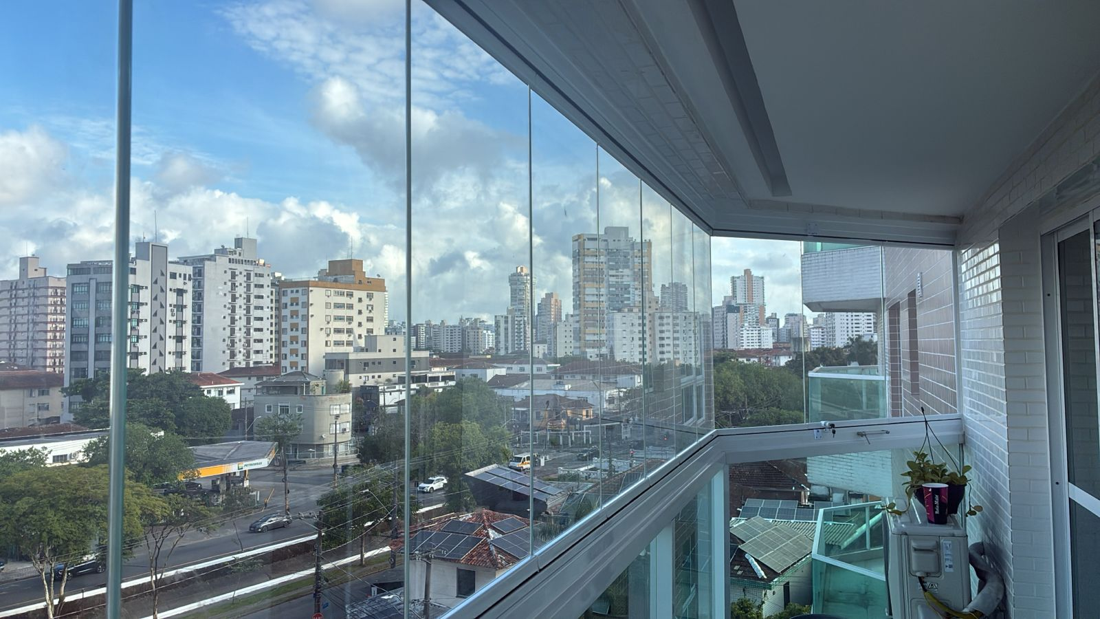 Envidraçamento de sacada — Santos/SP